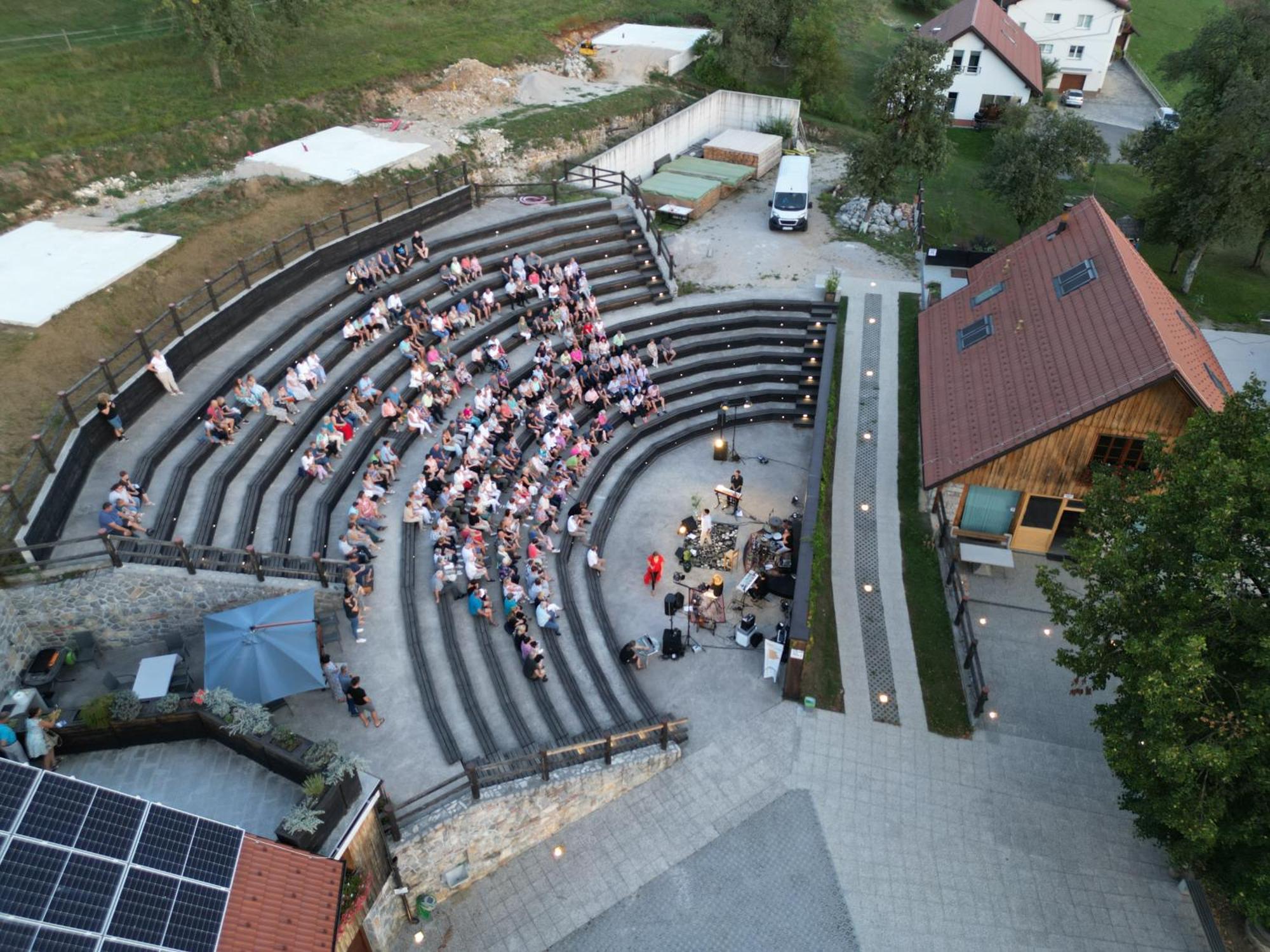 Youth Hostel Arsviva Stari Trg pri Lozu Exterior photo