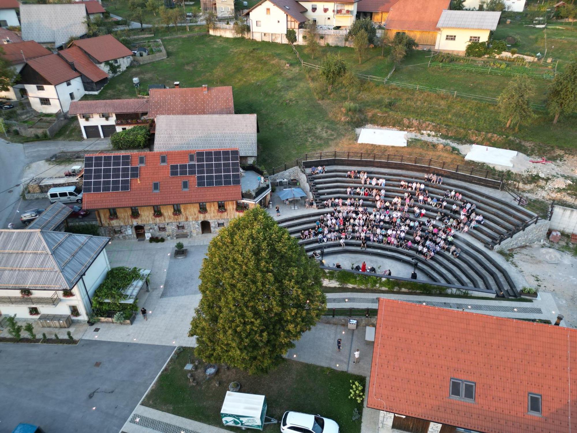 Youth Hostel Arsviva Stari Trg pri Lozu Exterior photo