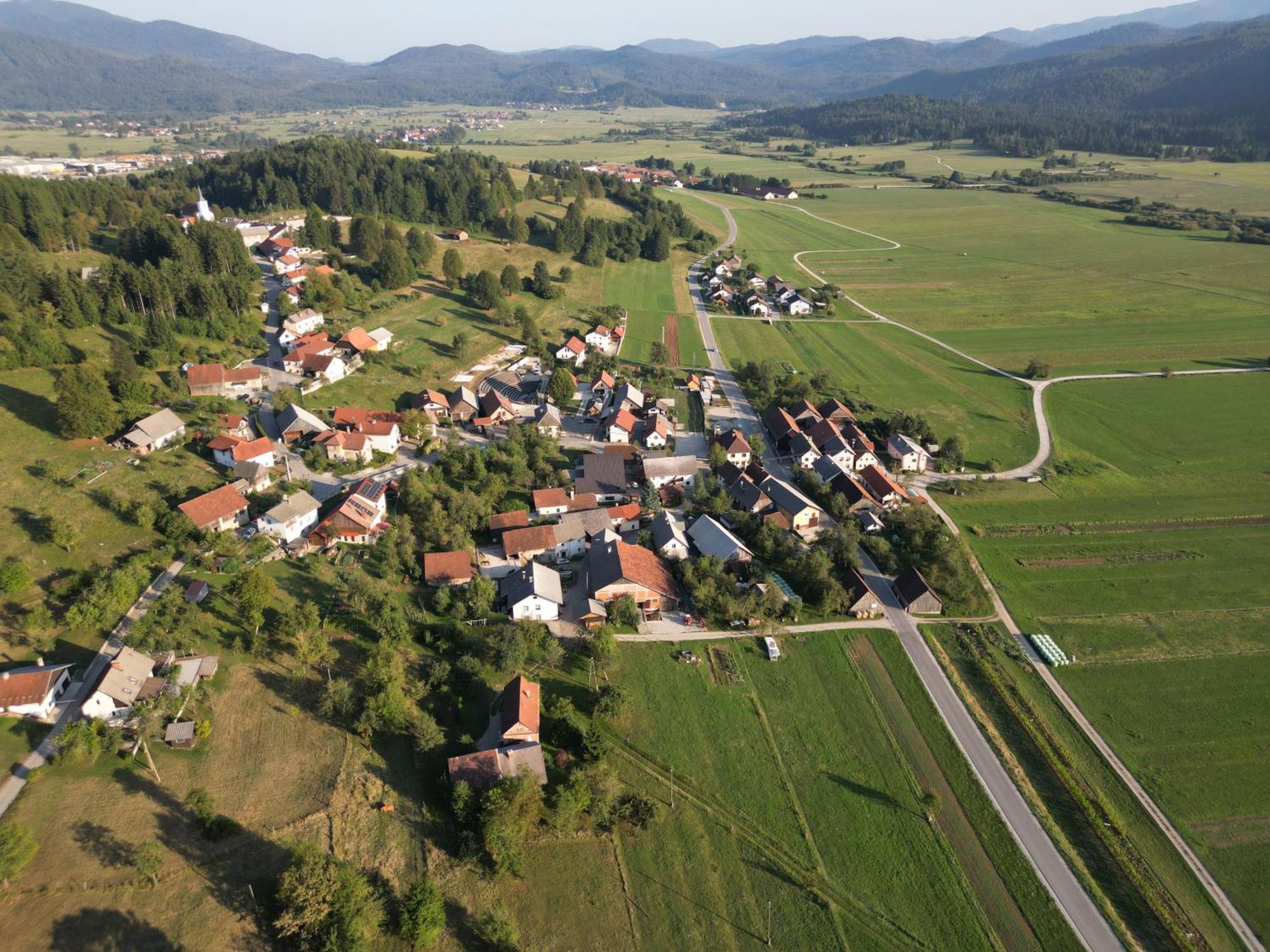 Youth Hostel Arsviva Stari Trg pri Lozu Exterior photo